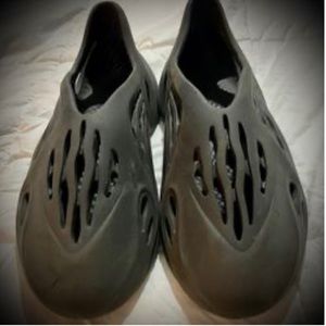 Men’s Adidas Yeezy Foam Runner Shoe Onyx Size 12